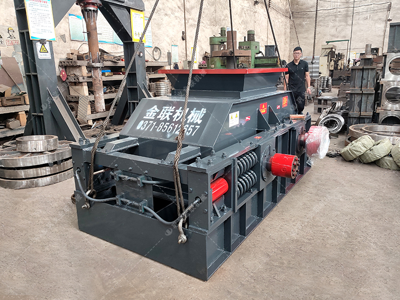 中型半自动对辊9I免费看片发往广东 破碎矿石