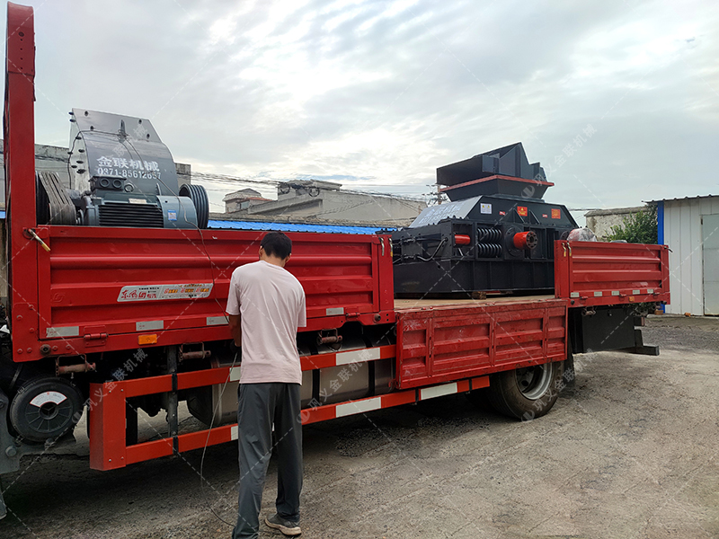 中型半自动对辊9I免费看片发往广东 破碎矿石