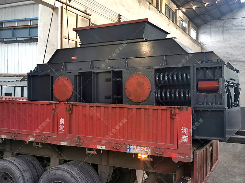 大型2PG1510半自动液压对辊破碎制砂机发货图片