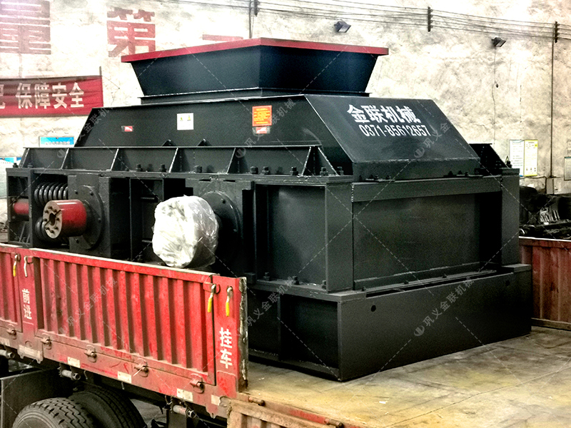 大型2PG1510半自动液压对辊破碎制砂机发货图片