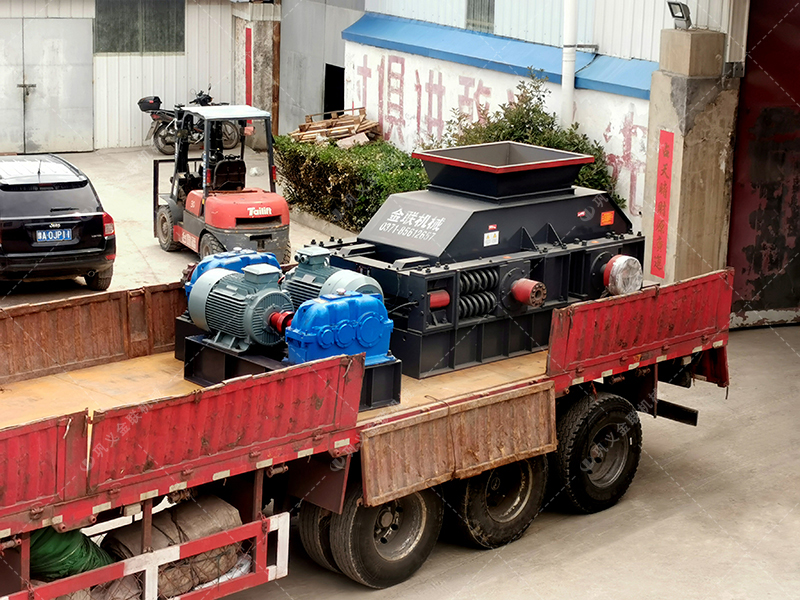 花岗岩制成沙子用对辊制沙机还是冲击制砂机，哪个好用？