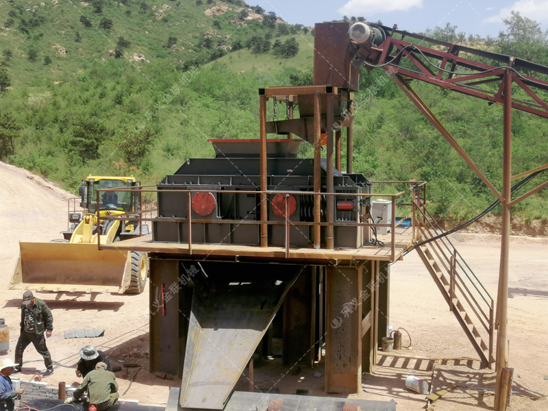 花岗岩制成沙子用对辊制沙机还是冲击制砂机，哪个好用？