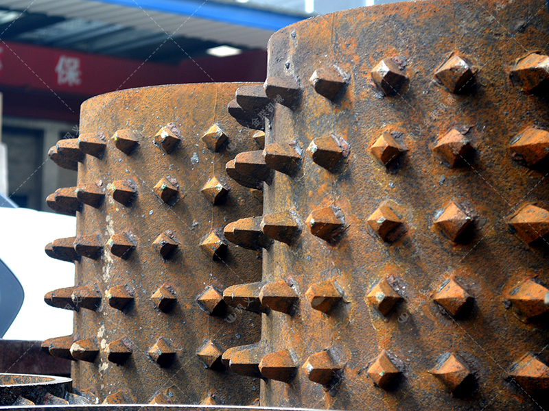 面对大块高硬度的原煤与煤矸石，双齿辊9I免费看片凭什么能“啃”得动？